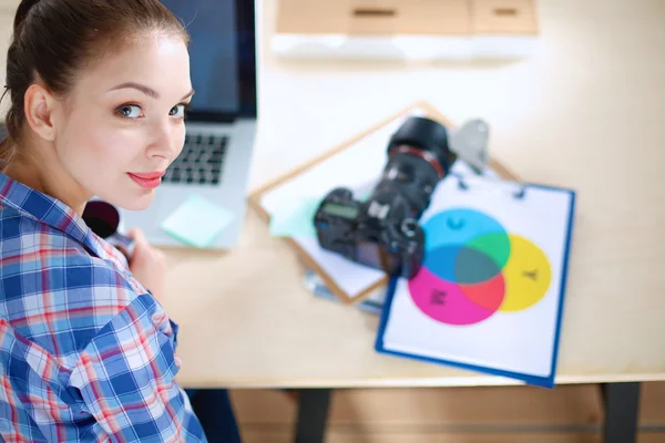 Fotógrafa sentada en el escritorio con portátil — Foto de Stock