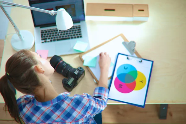 Femme photographe assise sur le bureau avec ordinateur portable — Photo