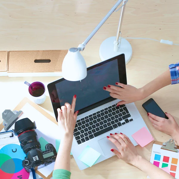 Deux femmes photographe assis sur le bureau avec ordinateur portable — Photo