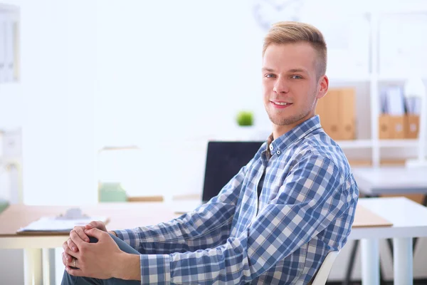 Ung affärsman som arbetar på kontoret, sitter vid skrivbordet — Stockfoto