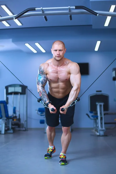 Junger Mann trainiert im Fitnessstudio mit Übungen — Stockfoto