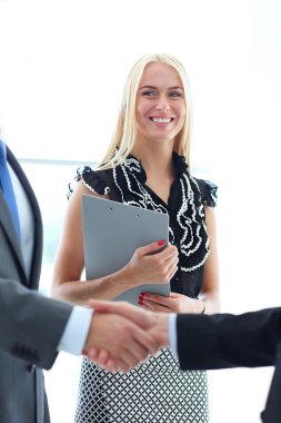 İş kadını ofiste tokalaşıyor