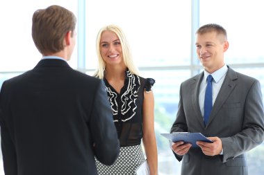 İş kadını ofiste tokalaşıyor