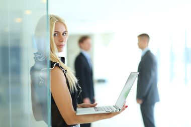 modern parlak office konferans odasında arka planda onu personel ayakta iş kadını