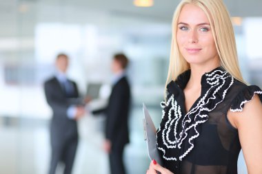 iş kadını ona ellerine bir tablet ile ön planda duran