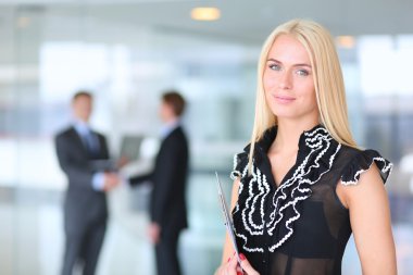 iş kadını ona ellerine bir tablet ile ön planda duran