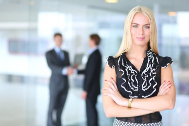 iş kadını ona ellerine bir tablet ile ön planda duran