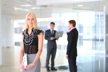 iş kadını ona ellerine bir tablet ile ön planda duran