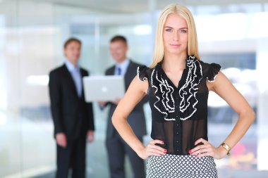 iş kadını ona ellerine bir tablet ile ön planda duran