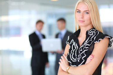 iş kadını ona ellerine bir tablet ile ön planda duran