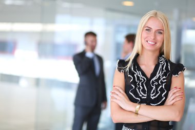 iş kadını ona ellerine bir tablet ile ön planda duran