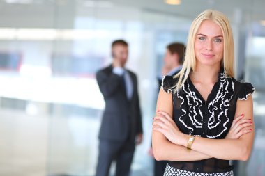 iş kadını ona ellerine bir tablet ile ön planda duran