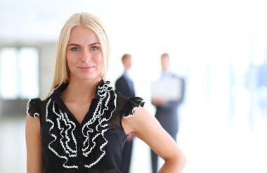 iş kadını ona ellerine bir tablet ile ön planda duran