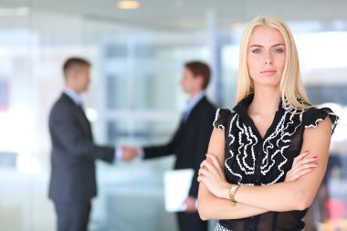 iş kadını ona ellerine bir tablet ile ön planda duran