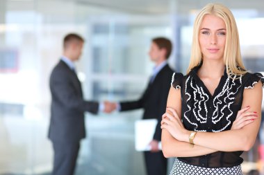 iş kadını ona ellerine bir tablet ile ön planda duran