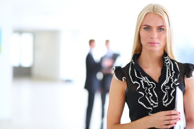 iş kadını ona ellerine bir tablet ile ön planda duran