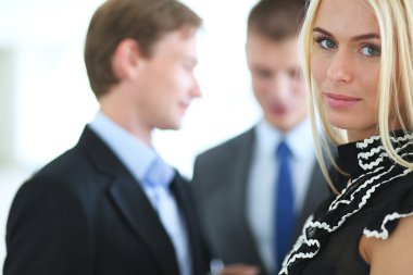 iş kadını ona ellerine bir tablet ile ön planda duran