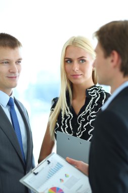 iş kadını ona ellerine bir tablet ile ön planda duran