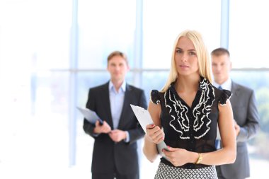 iş kadını ona ellerine bir tablet ile ön planda duran