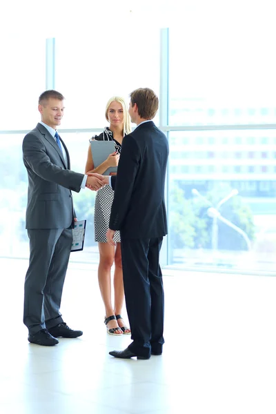 Femme d'affaires se serrant la main au bureau — Photo