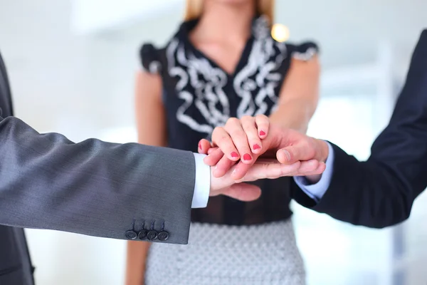 Zakenvrouw schudden handen in Office — Stockfoto