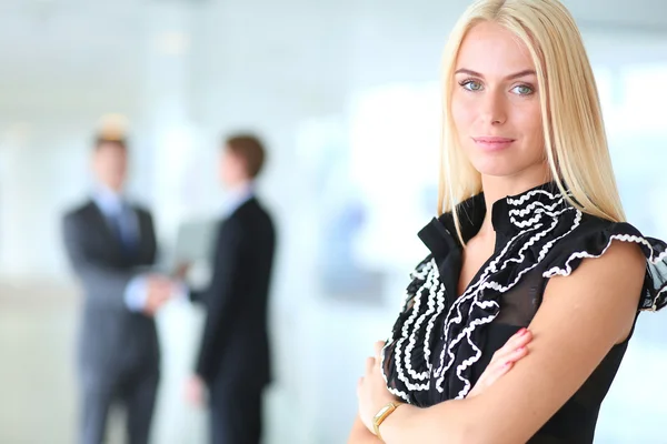 Mujer de negocios de pie en primer plano con una tableta en sus manos — Foto de Stock