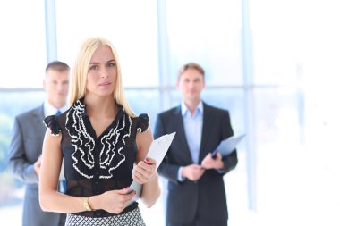 iş kadını ona ellerine bir tablet ile ön planda duran