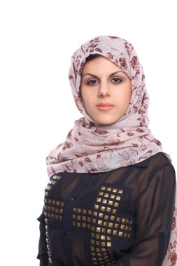 beyaz izole kırmızı bir başörtüsü giyen genç Asyalı bir kadın portresi.