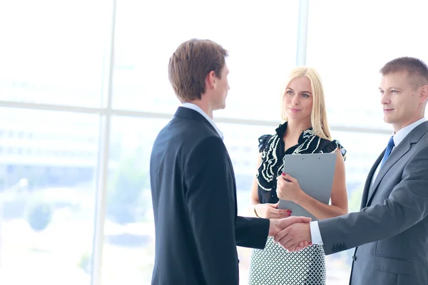 Affärskvinna skakar hand i Office — Stockfoto