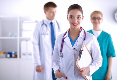 Tıp grubunun önünde çekici bir kadın doktor.