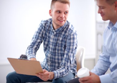 İş adamları ofiste görüştüler.