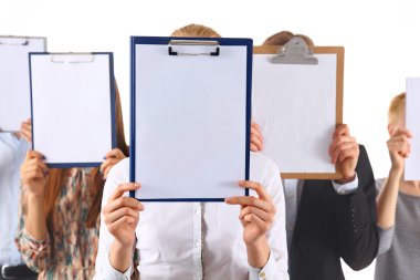 Beyaz arka plan üzerinde izole yüz yakınındaki bir klasörler holding iş adamları ekibinin