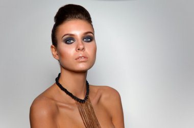 Beyaz arka plan üzerinde izole kolye, güzel bir kadın portresi