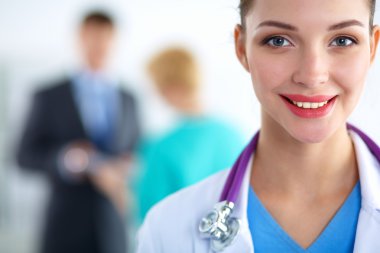 Kadın doktor hastanede dosyayla bekliyor. 