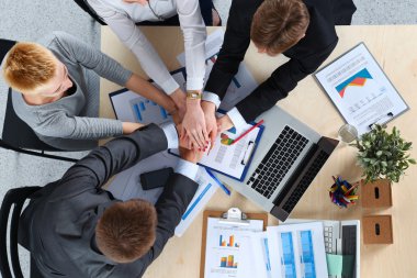 El ele tutuşan iş ekibi - takım çalışması kavramları