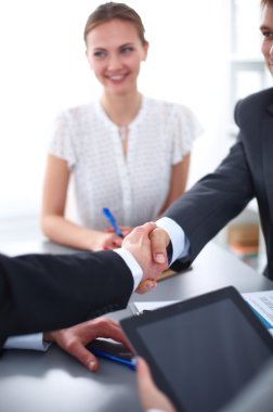 İş adamları el sıkışıyor, toplantıyı bitiriyor.