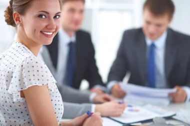 İş adamları el sıkışıyor, toplantıyı bitiriyor.