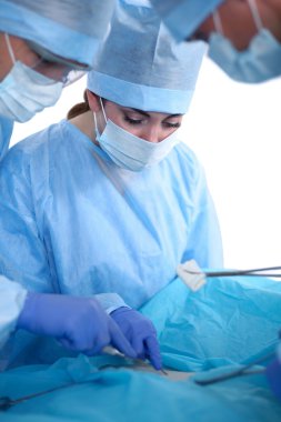 Genç ameliyat ekibi ameliyathanede.