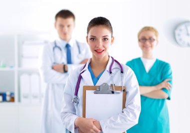 Tıp grubunun önünde çekici bir kadın doktor.