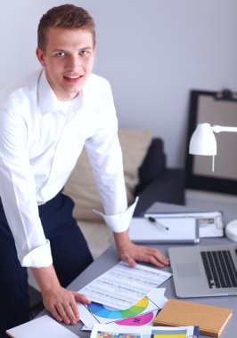 Genç işadamı ofis Resepsiyon duran, çalışma