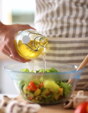 Taze salata karıştırma, Resepsiyon duran genç kadın