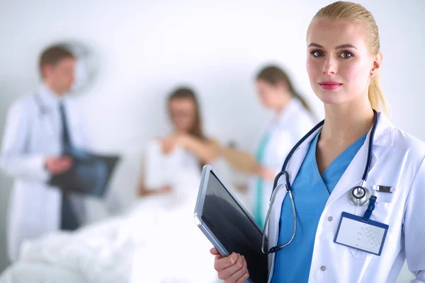 Woman doctor standing with folder at hospital — Stock Photo, Image