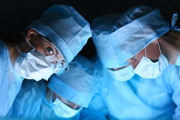 Хірургічна команда в операційній — стокове фото