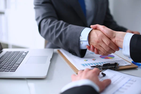 Gente de negocios dándose la mano, terminando una reunión — Foto de Stock