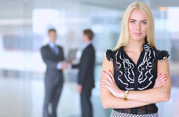 Mujer de negocios de pie en primer plano en la oficina — Foto de Stock