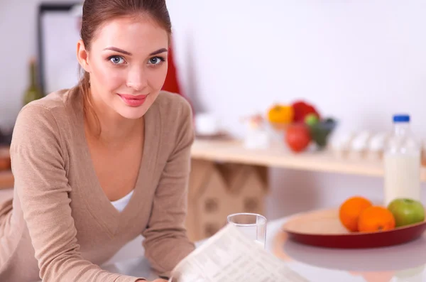 Onnellinen nuori nainen ottaa terveellisen aamiaisen keittiössä — kuvapankkivalokuva