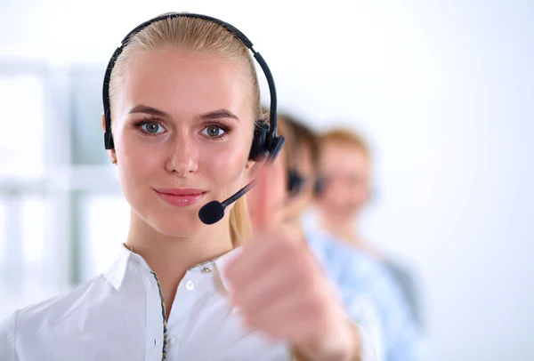 Lächeln Kundendienstmädchen zeigt ok, isoliert auf weißem Hintergrund. — Stockfoto