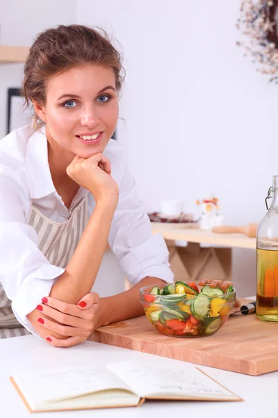 Leende ung kvinna förbereda sallad i köket — Stockfoto