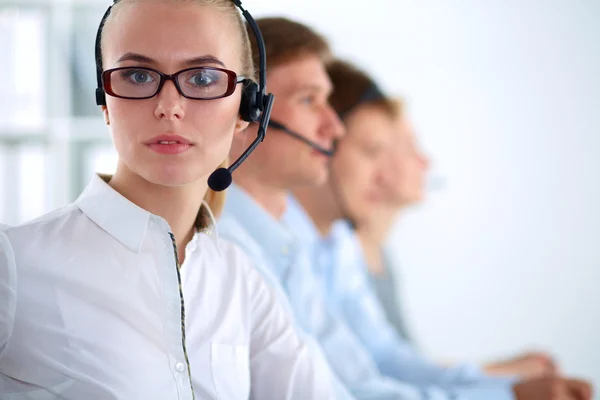 Atractivos jóvenes empresarios y colegas positivos en una oficina de call center — Foto de Stock