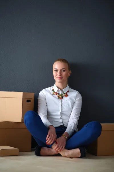 Porträt einer jungen Frau im Büro stehend — Stockfoto